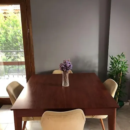 Be Tas Ev * Foça